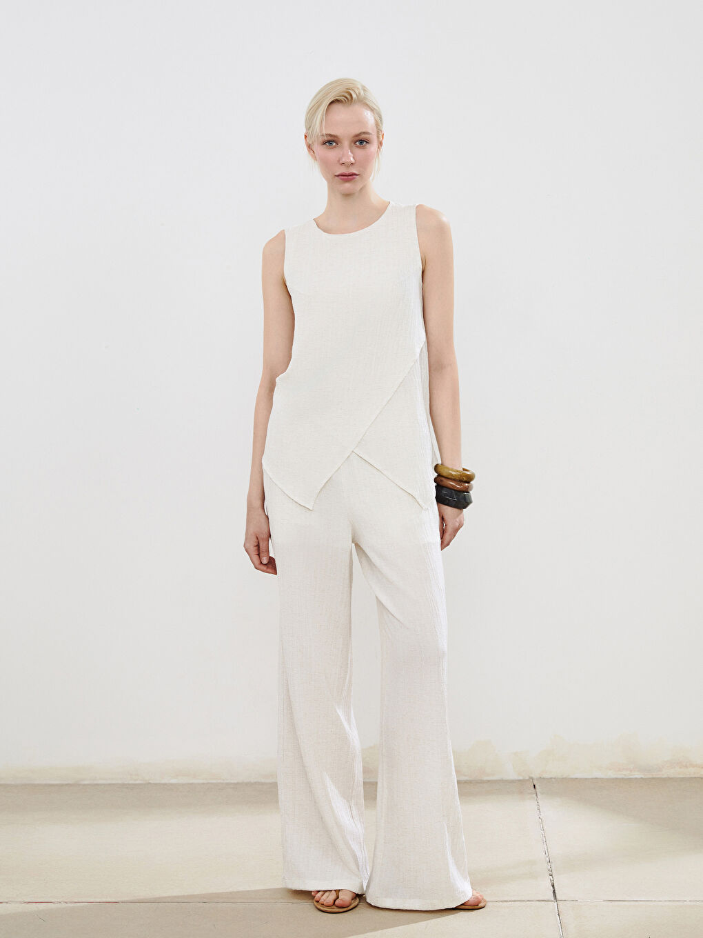 Ekru Bisiklet Yaka Dokulu Keten Karışımlı Bluz-1