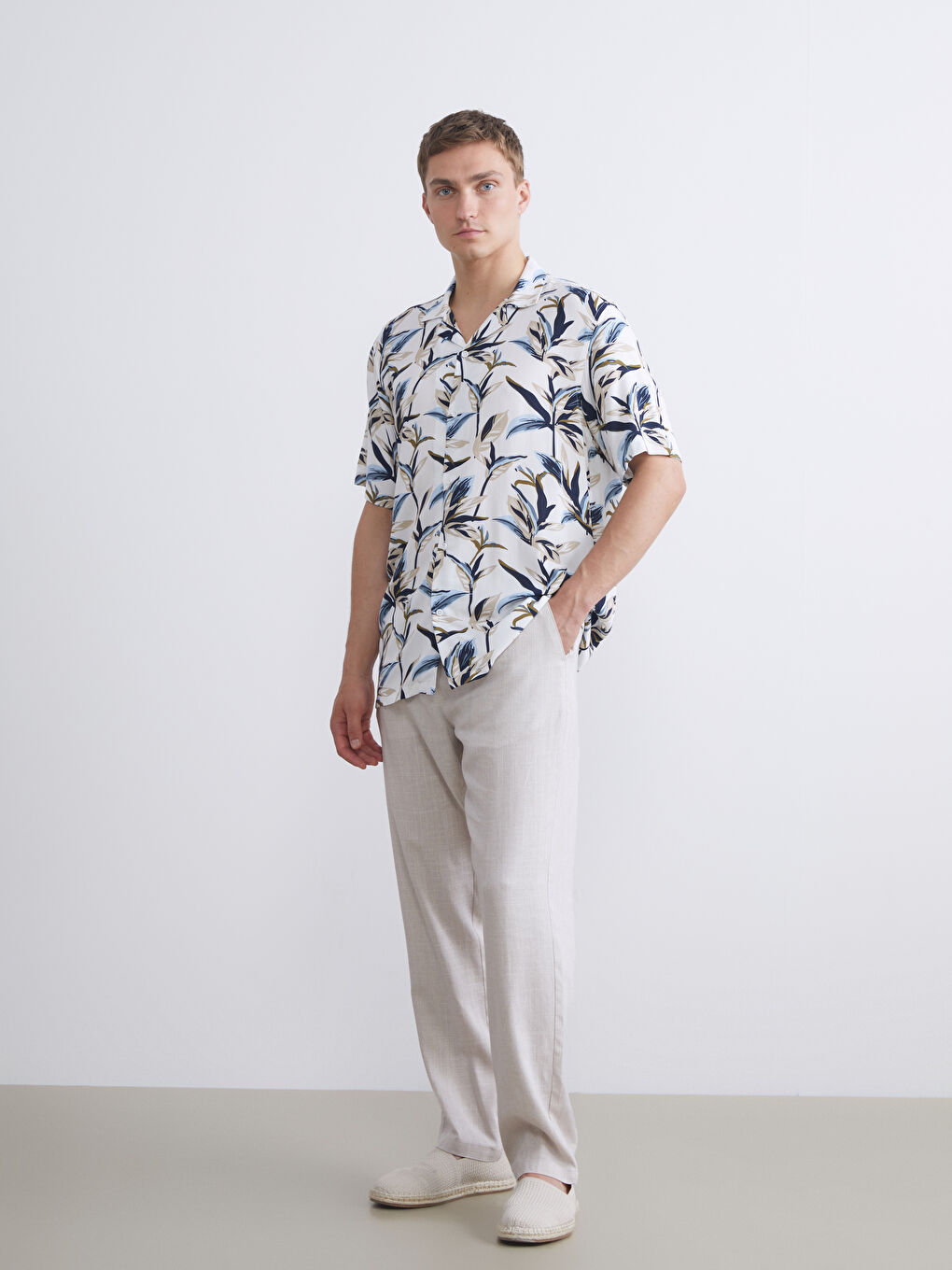 Beyaz Regular Fit Resort Yaka Kısa Kollu Desenli Viskon Erkek Gömlek-1