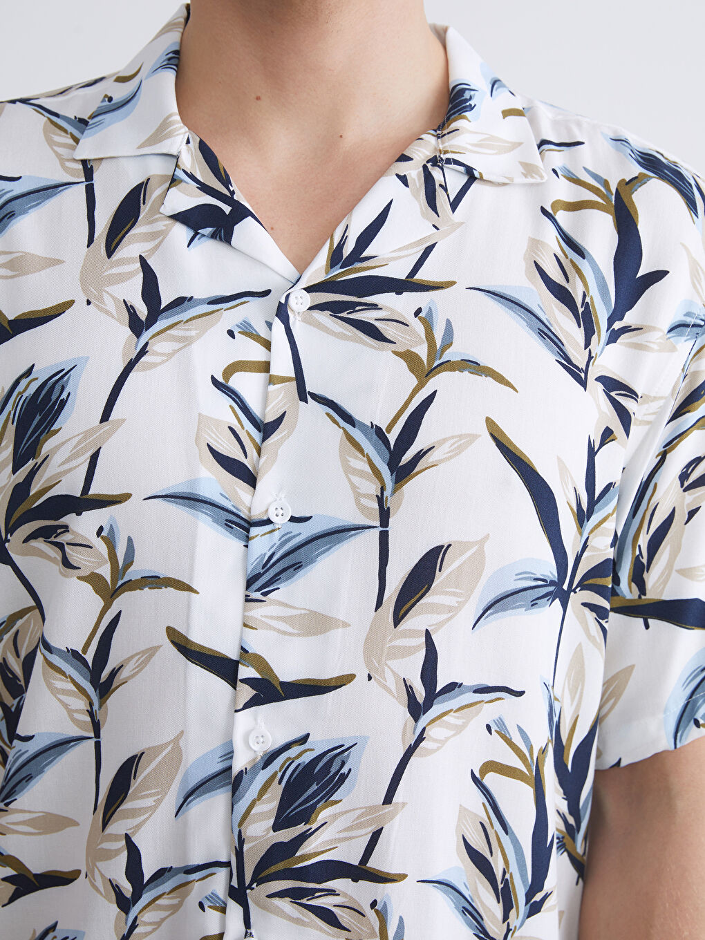 Beyaz Regular Fit Resort Yaka Kısa Kollu Desenli Viskon Erkek Gömlek-2