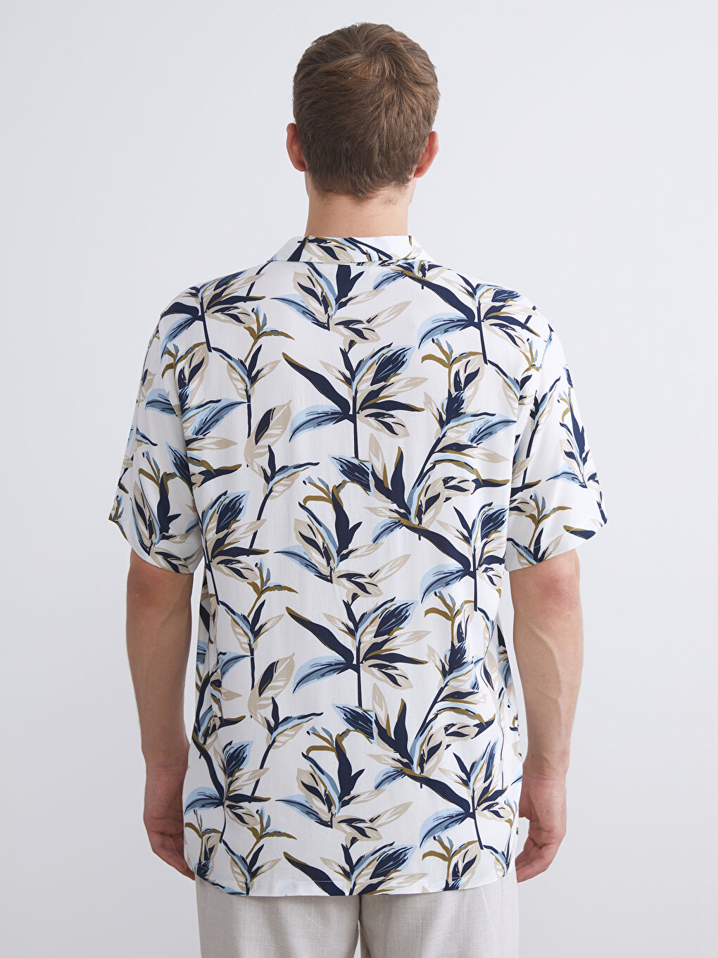 Beyaz Regular Fit Resort Yaka Kısa Kollu Desenli Viskon Erkek Gömlek-3