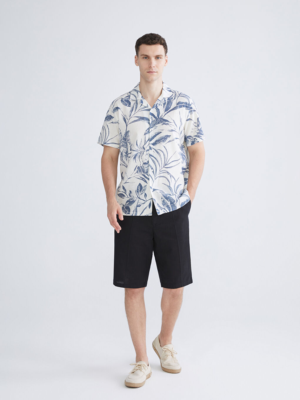 Beyaz Regular Fit Resort Yaka Kısa Kollu Desenli Poplin Erkek Gömlek-1