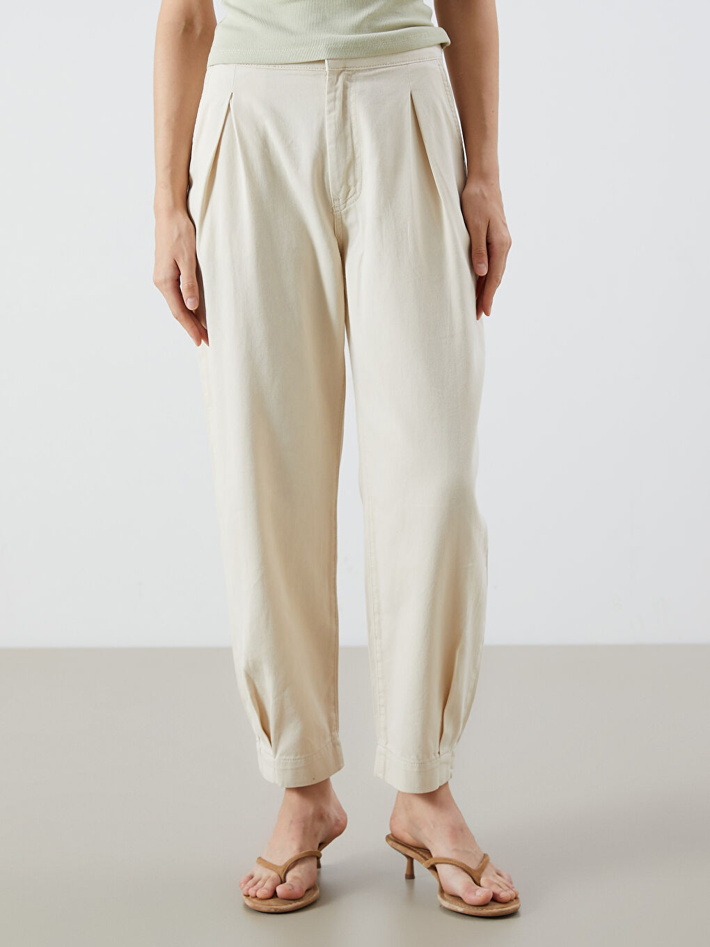 Bej Beli Lastikli Carrot Fit Kadın Jean Pantolon-1