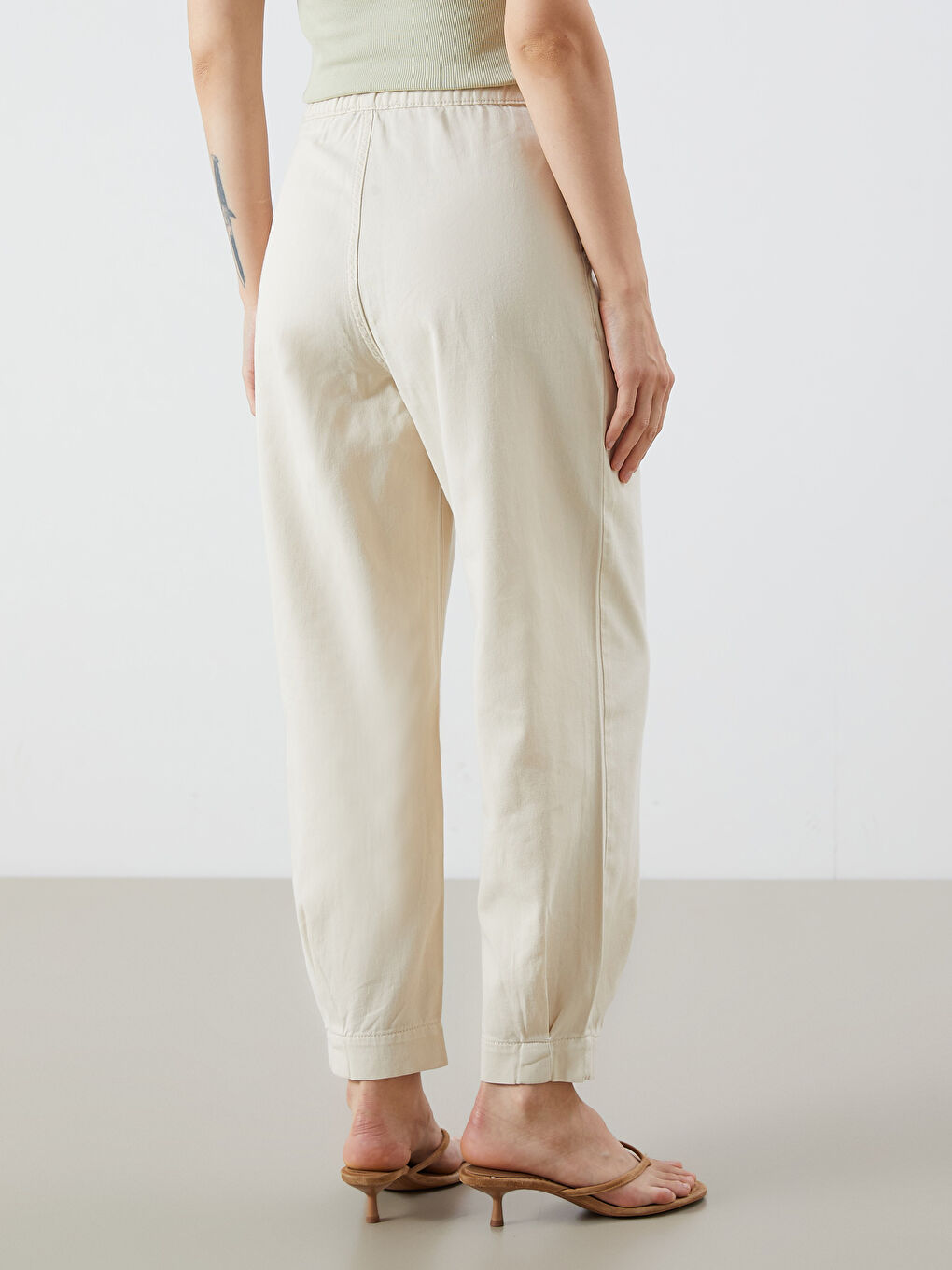 Bej Beli Lastikli Carrot Fit Kadın Jean Pantolon-3