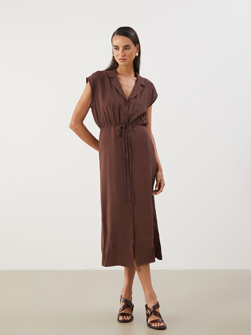 Kahverengi Beli Kuşaklı Büzglü Gömlek Elbise