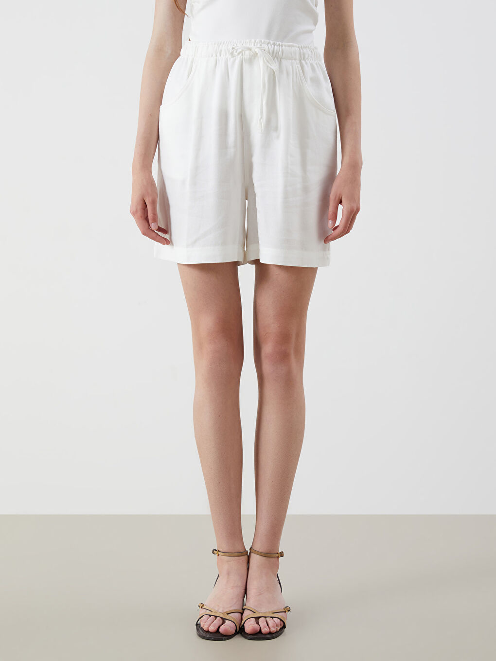 Beyaz Beli Lastikli Keten Karışımlı Kadın Şort-1