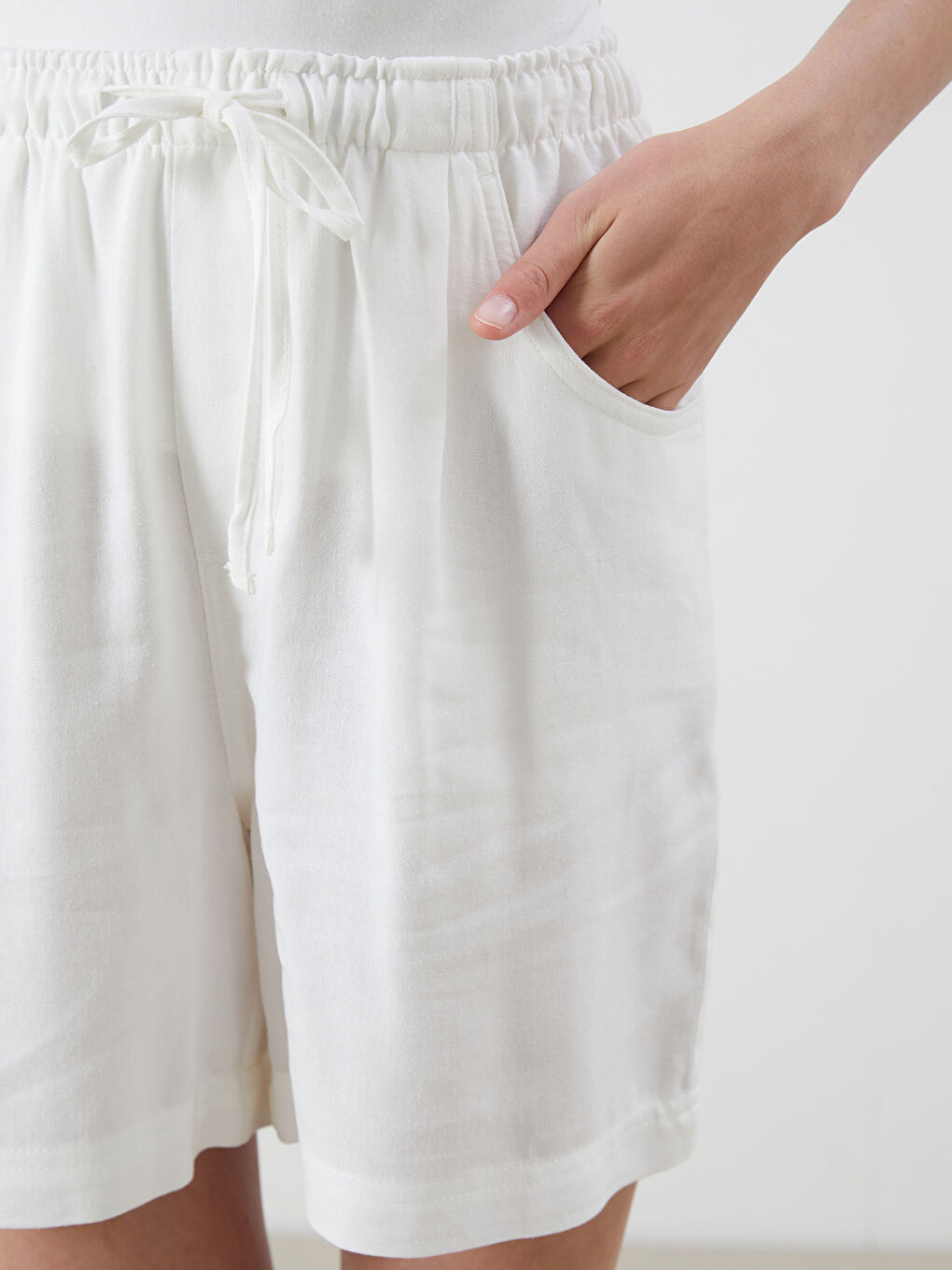 Beyaz Beli Lastikli Keten Karışımlı Kadın Şort-2