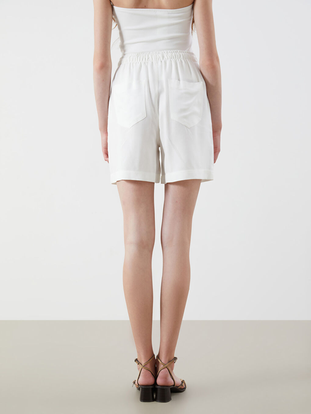 Beyaz Beli Lastikli Keten Karışımlı Kadın Şort-3