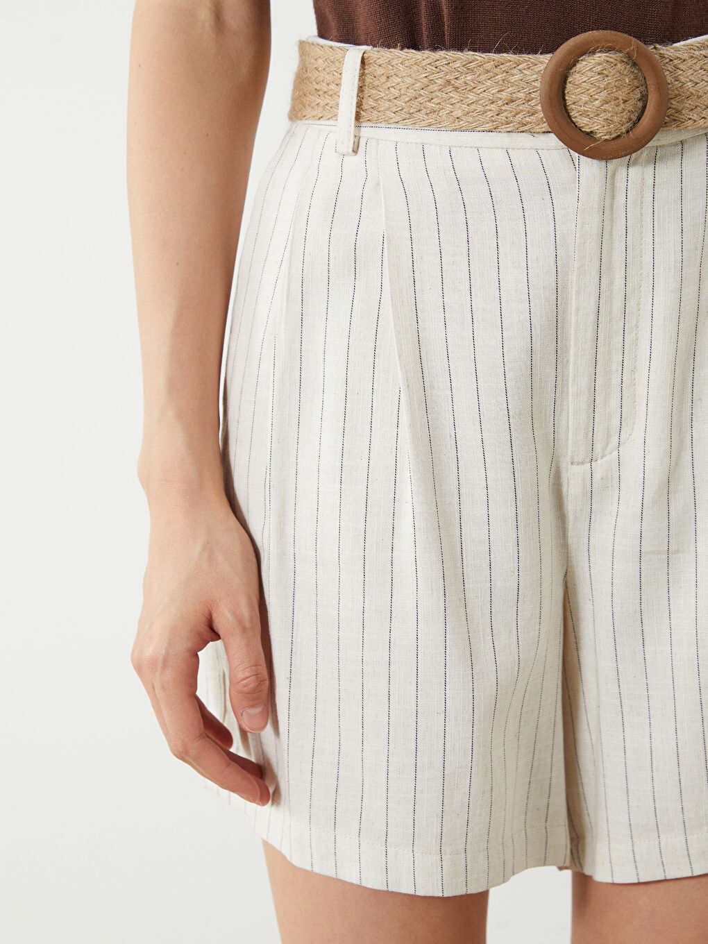 Bej Beli Kemerli Çizgili Keten Karışımlı Kadın Şort-2