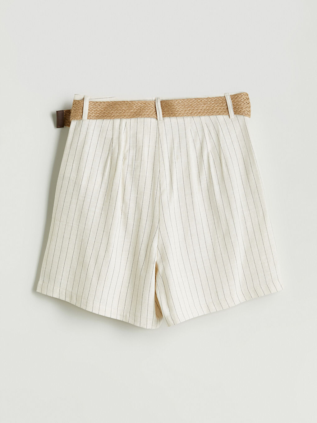 Bej Beli Kemerli Çizgili Keten Karışımlı Kadın Şort-5