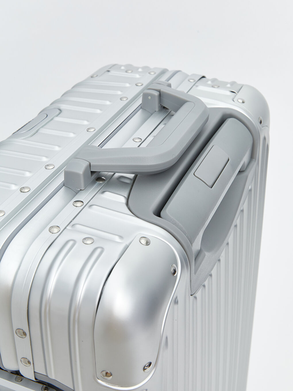 Gri Kilit Detaylı Küçük Boy Valiz-3