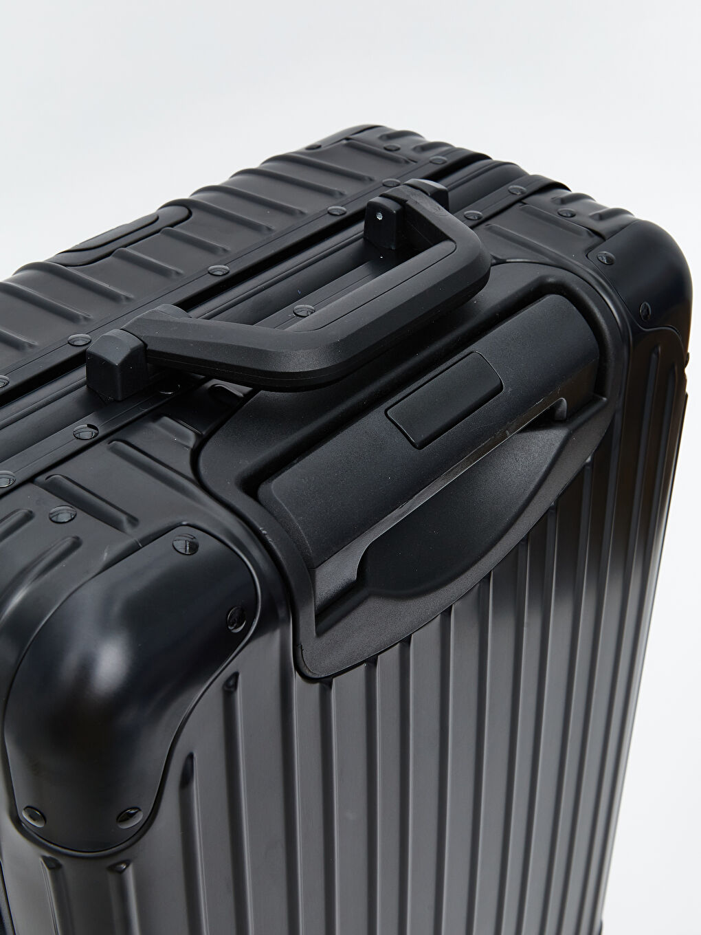 Siyah Kilit Detaylı Küçük Boy Valiz-3