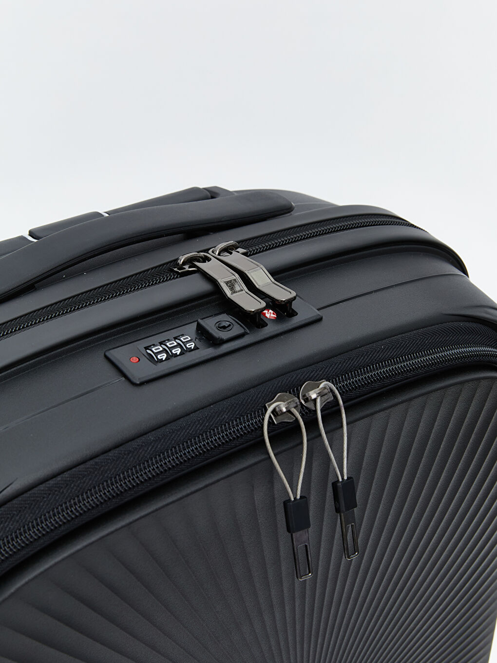 Siyah Kilit Detaylı Küçük Boy Valiz-2