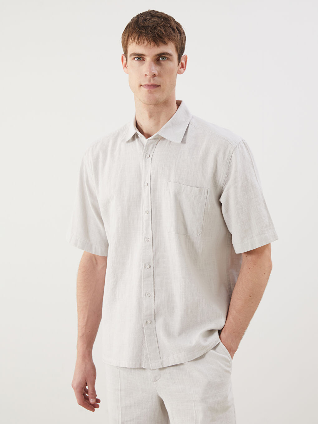قميص للرجال بقصة مريحة وياقة ريزورت وأكمام قصيرة