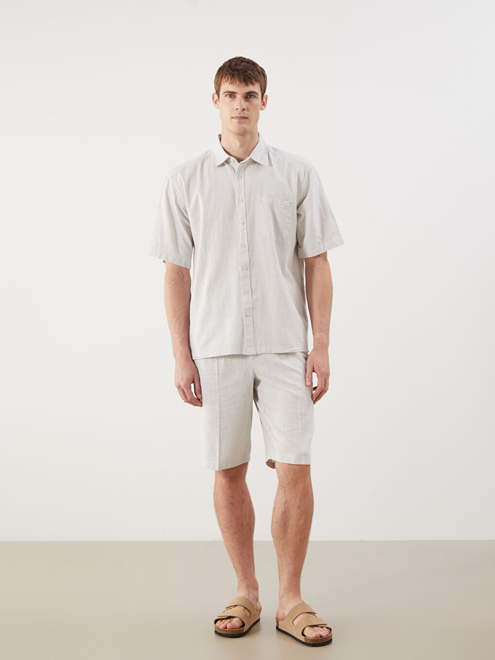 قميص للرجال بقصة مريحة وياقة ريزورت وأكمام قصيرة-1