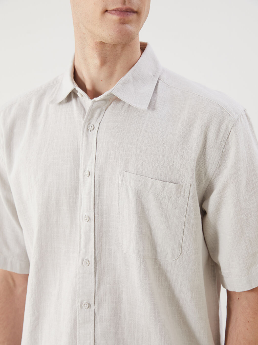 قميص للرجال بقصة مريحة وياقة ريزورت وأكمام قصيرة-2