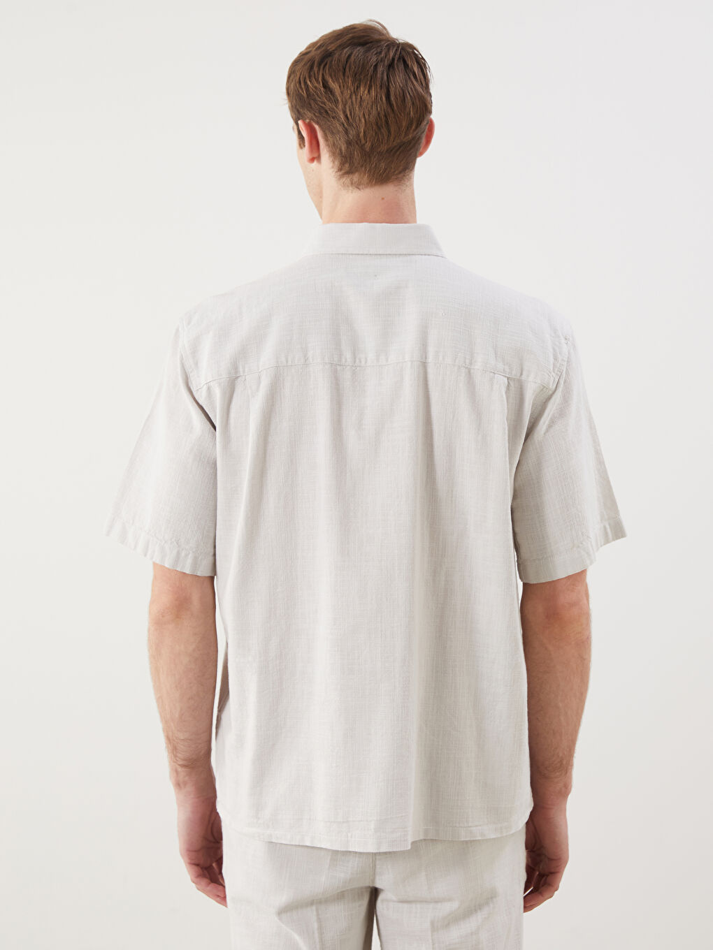 قميص للرجال بقصة مريحة وياقة ريزورت وأكمام قصيرة-3