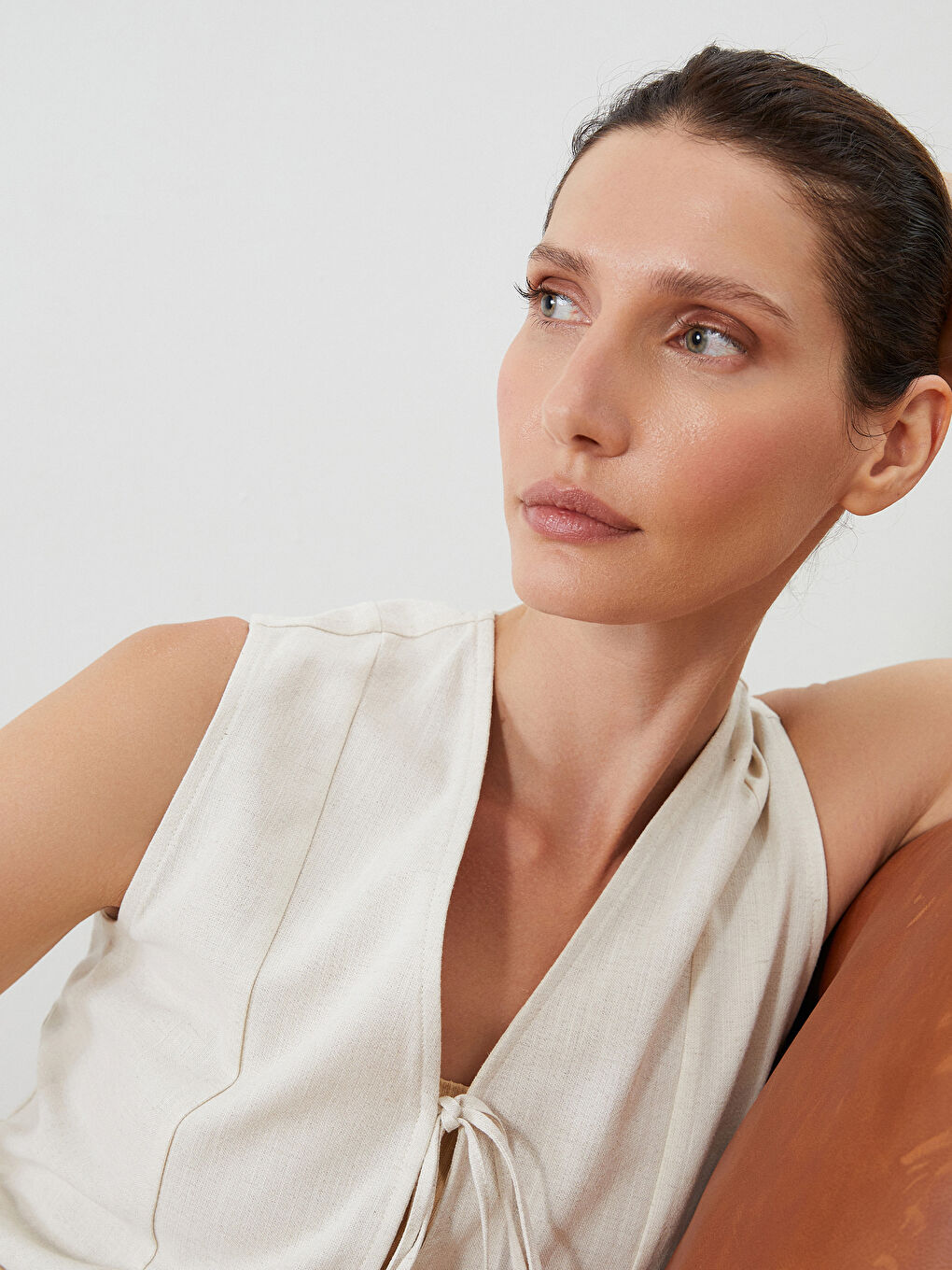 Bej V Yaka Bağlamalı Keten Karışımlı Bluz-2