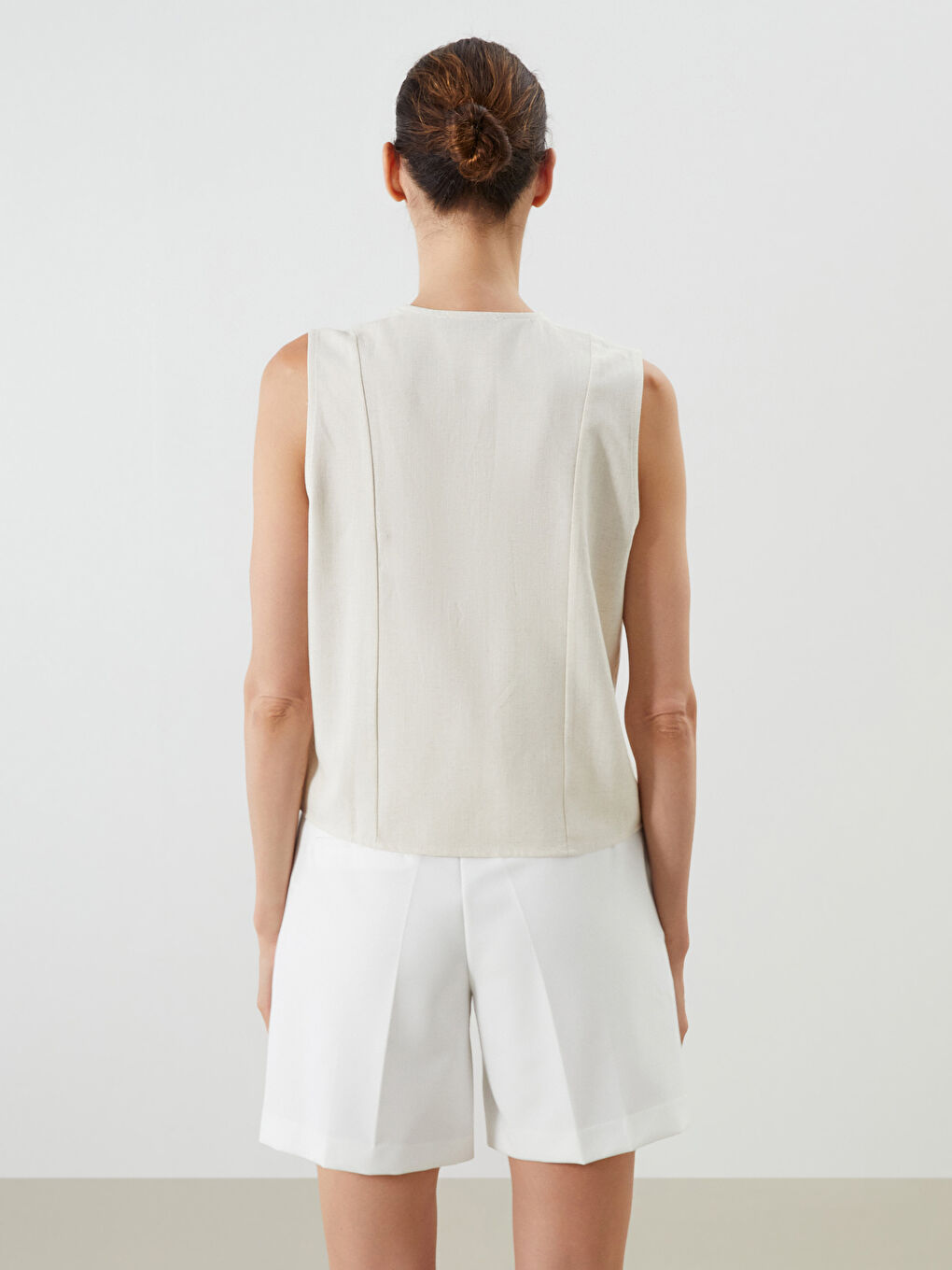 Bej V Yaka Bağlamalı Keten Karışımlı Bluz-3