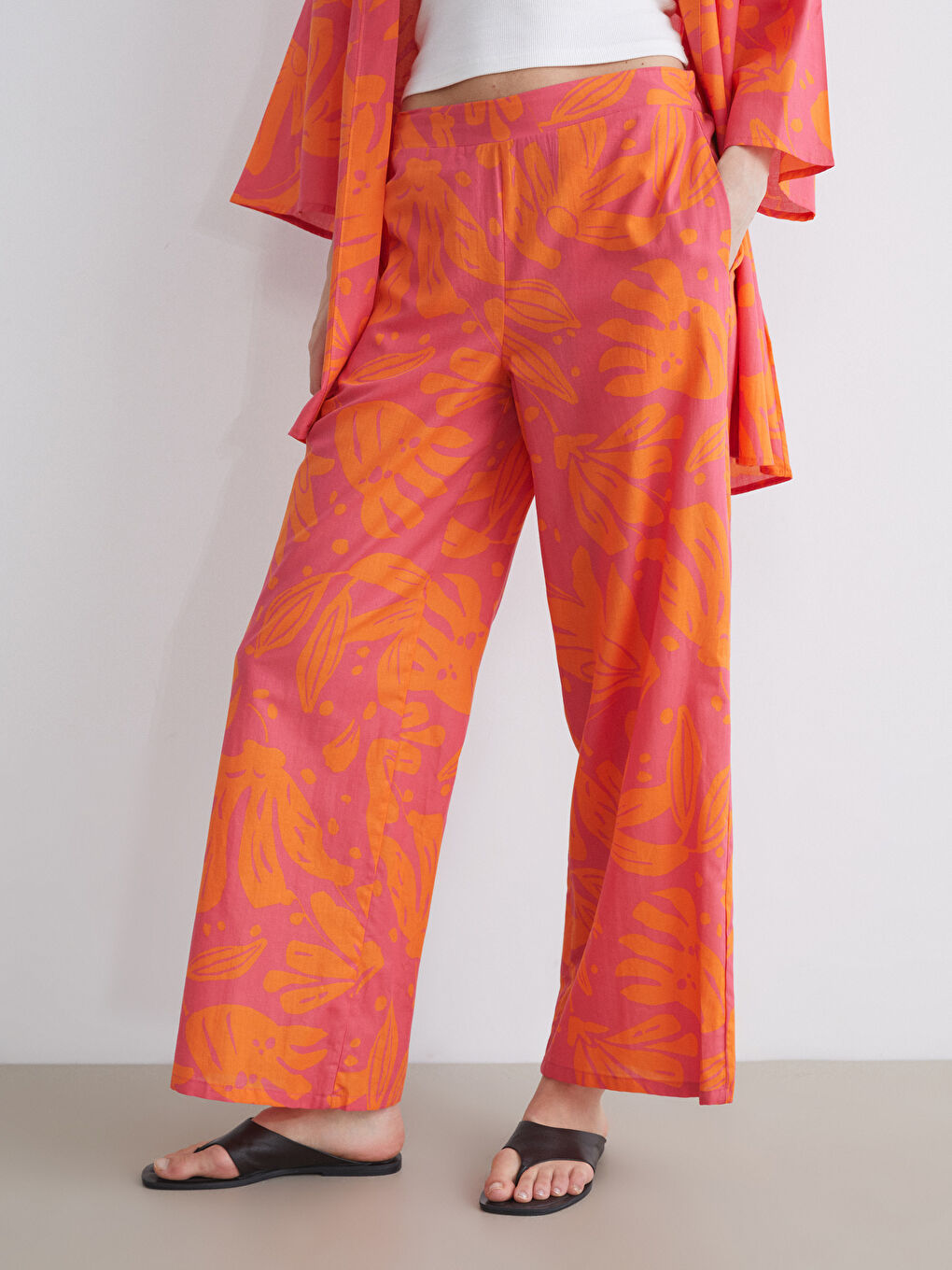 بنطلون نسائي منقوش بخصر مطاطي-1