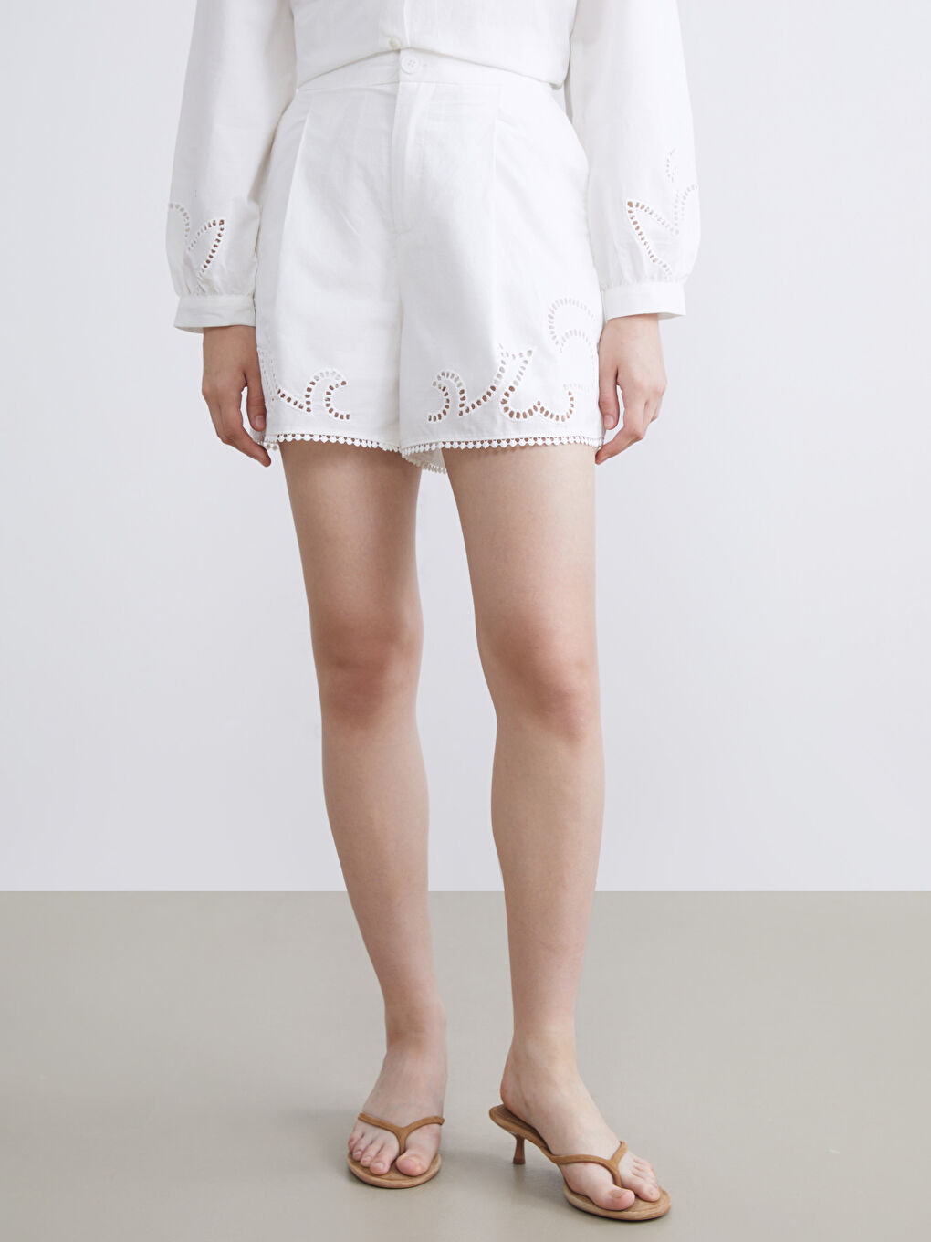 Beyaz Ajurlu Brode Kadın Şort-3