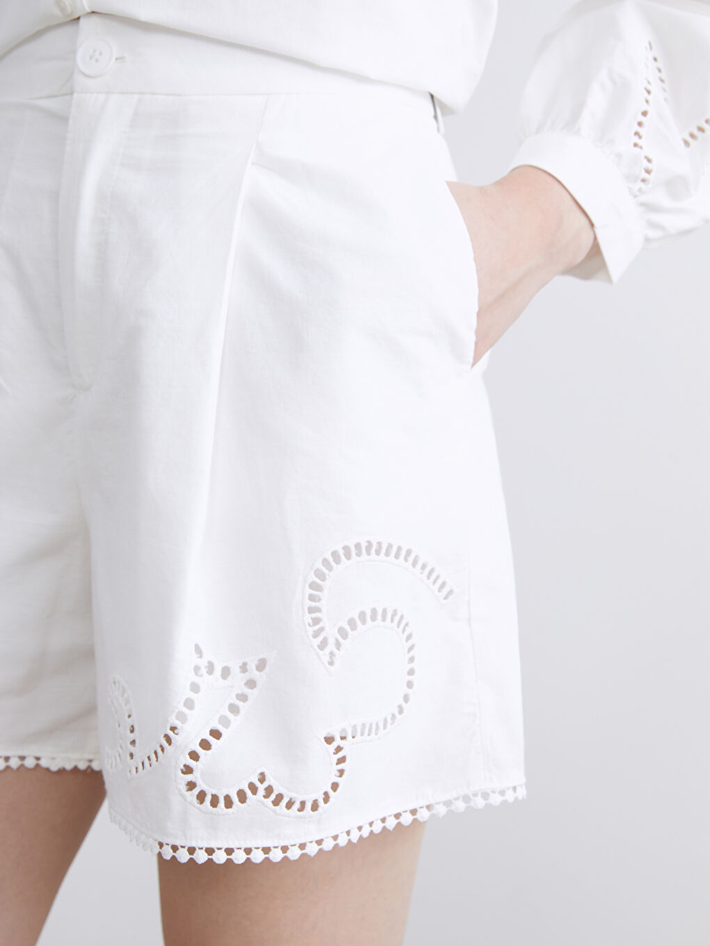 Beyaz Ajurlu Brode Kadın Şort-5