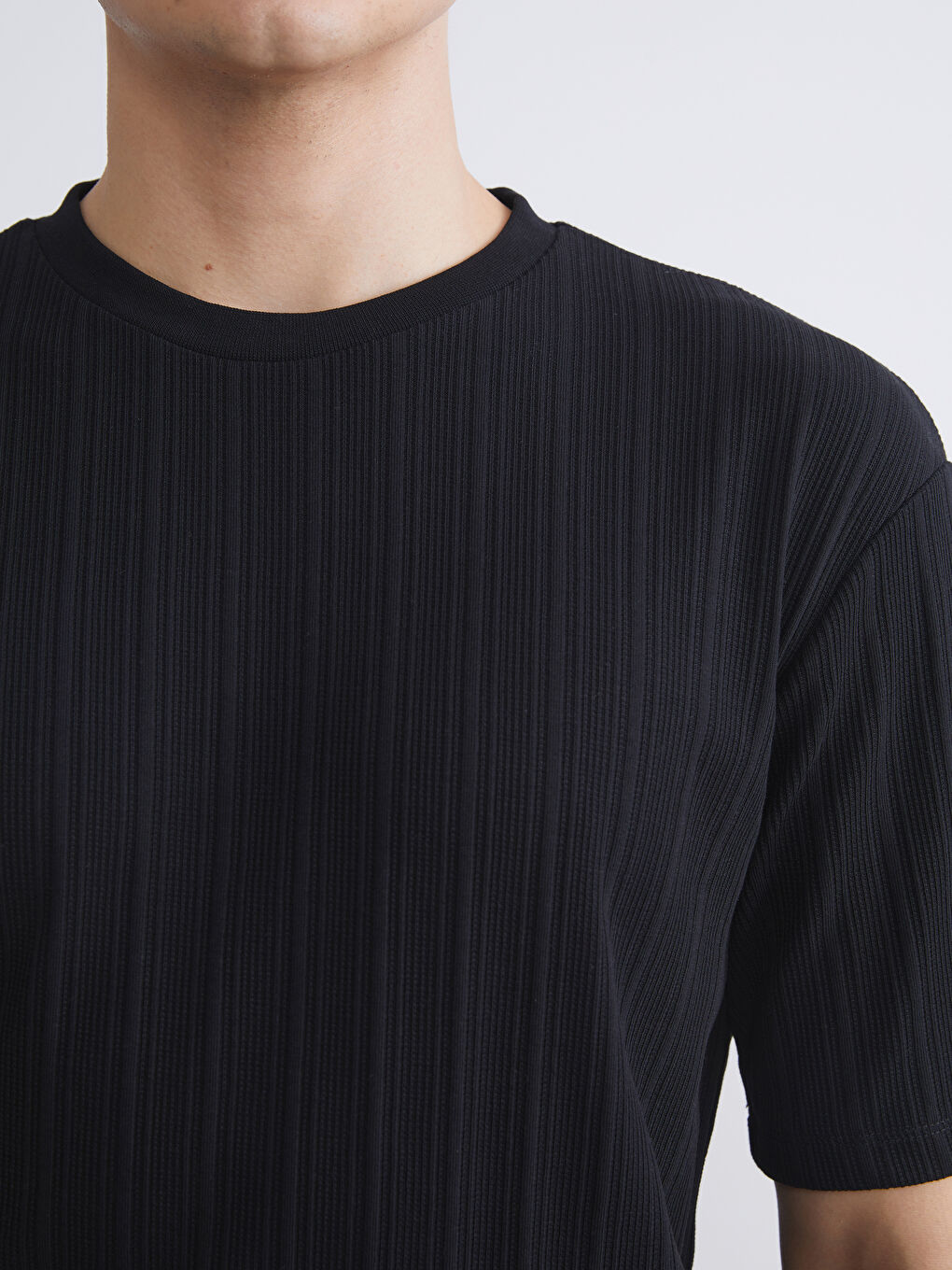 Siyah Bisiklet Yaka Erkek Dokulu Tişört-2