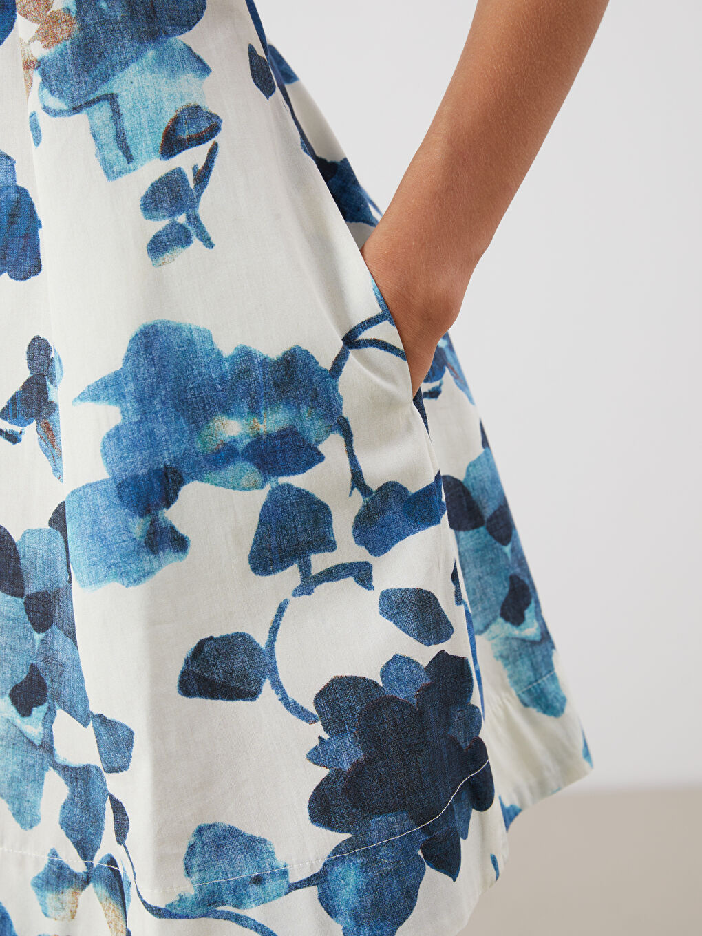 Mavi V Yaka Çiçekli Mini Elbise-2