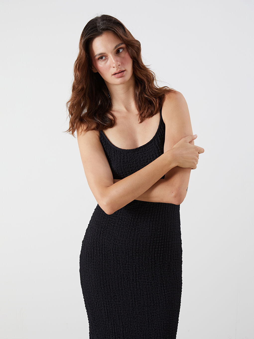 فستان محبوك ومضلع بياقة على شكل حرف U-1