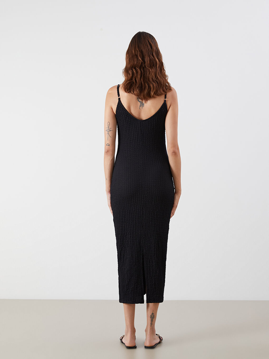 فستان محبوك ومضلع بياقة على شكل حرف U-3