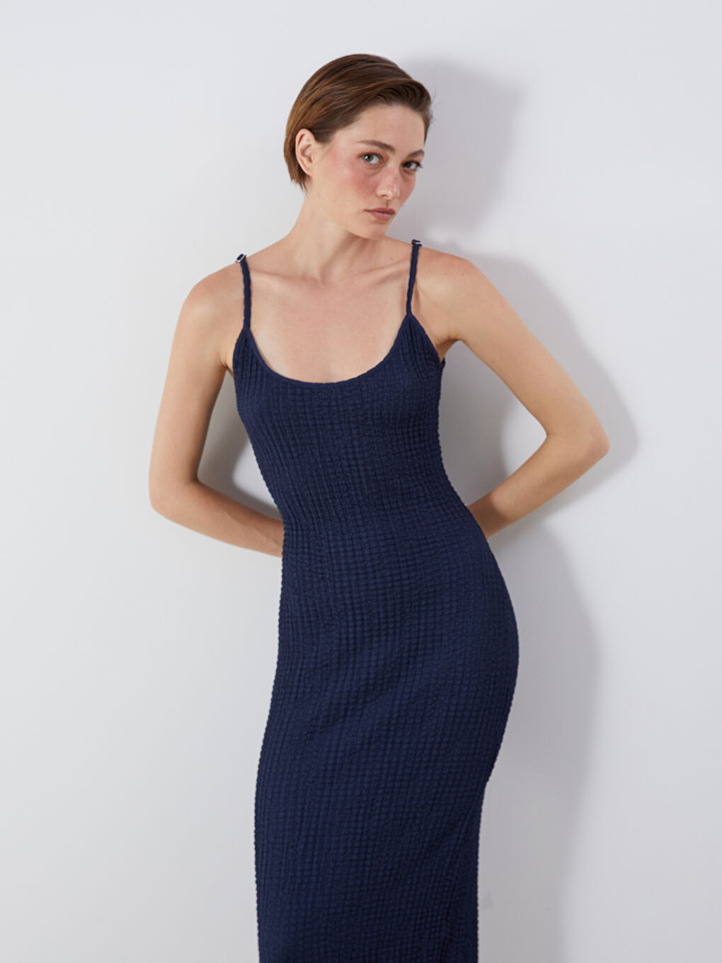 فستان محبوك ومضلع بياقة على شكل حرف U