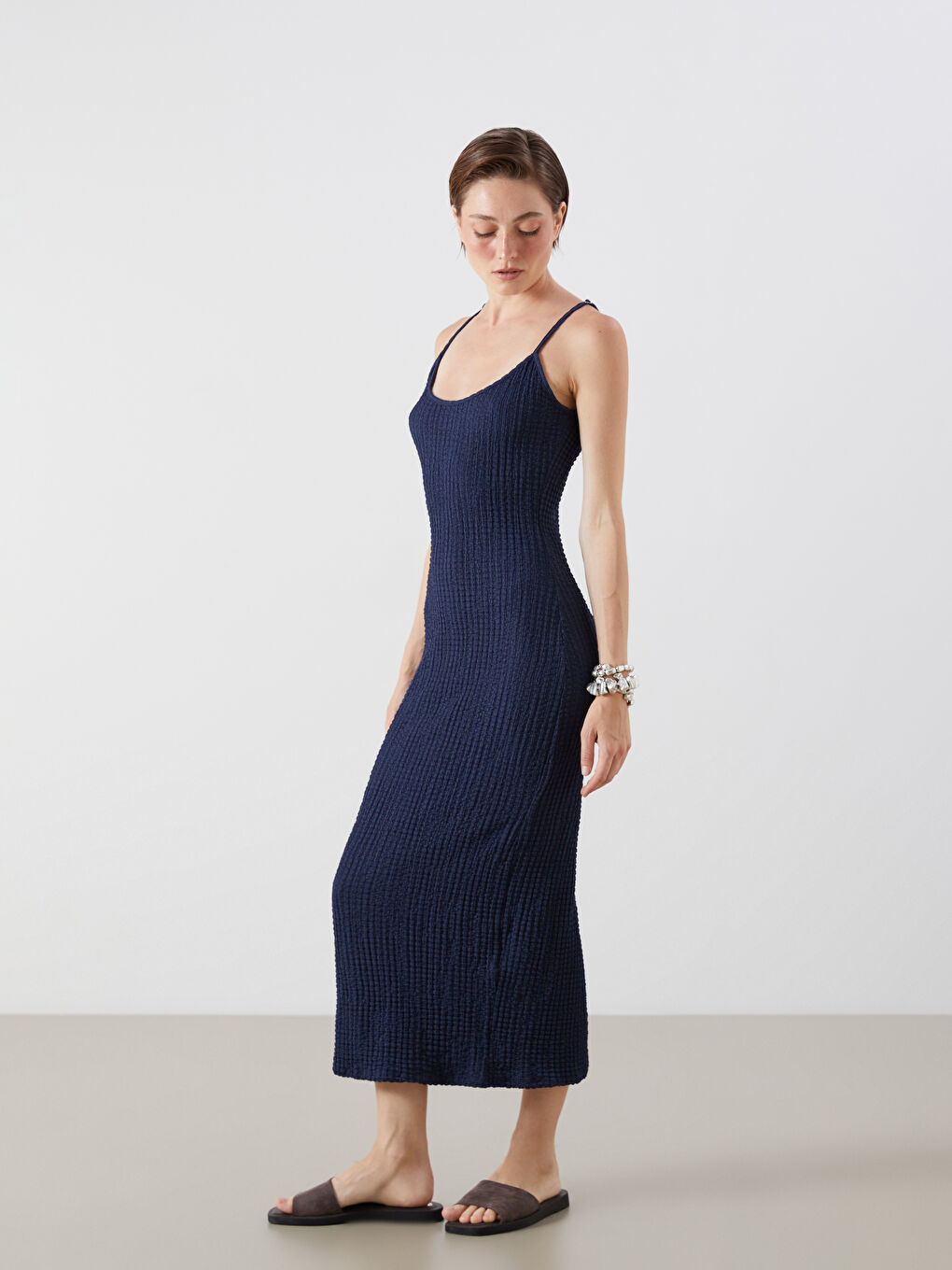 فستان محبوك ومضلع بياقة على شكل حرف U-1