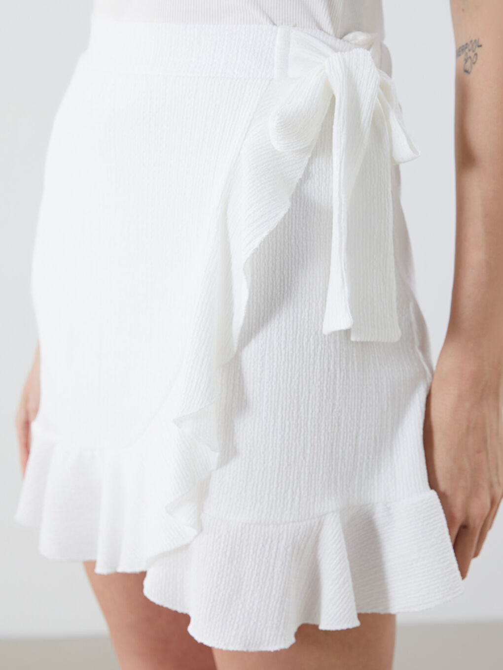 Beyaz Beli Lastikli Fırfırlı Mini Etek-2