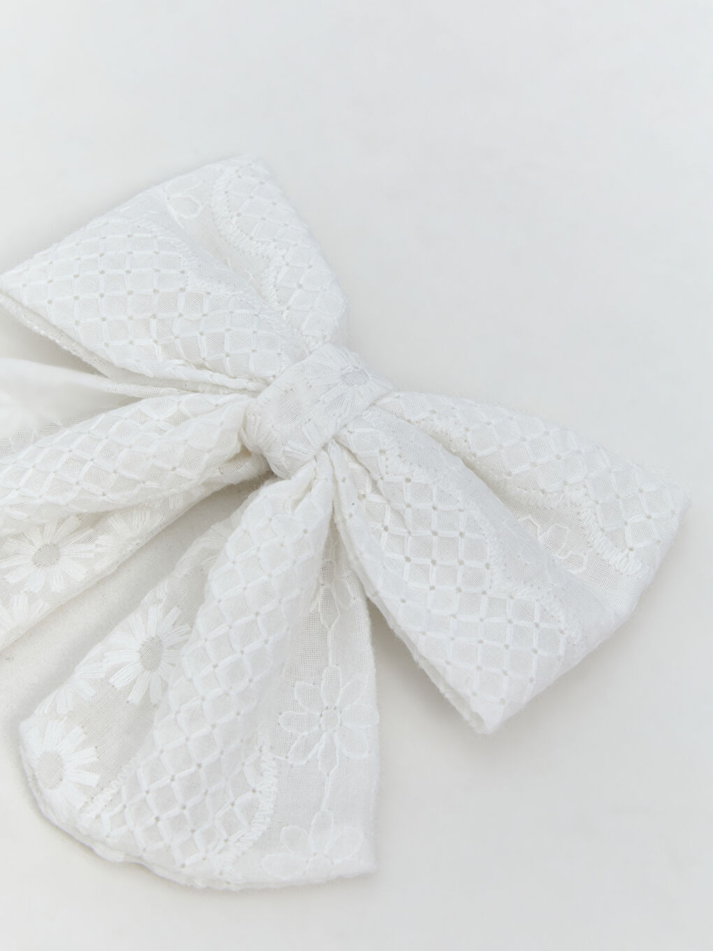 Beyaz Fiyonk Detaylı Kız Bebek Toka-1