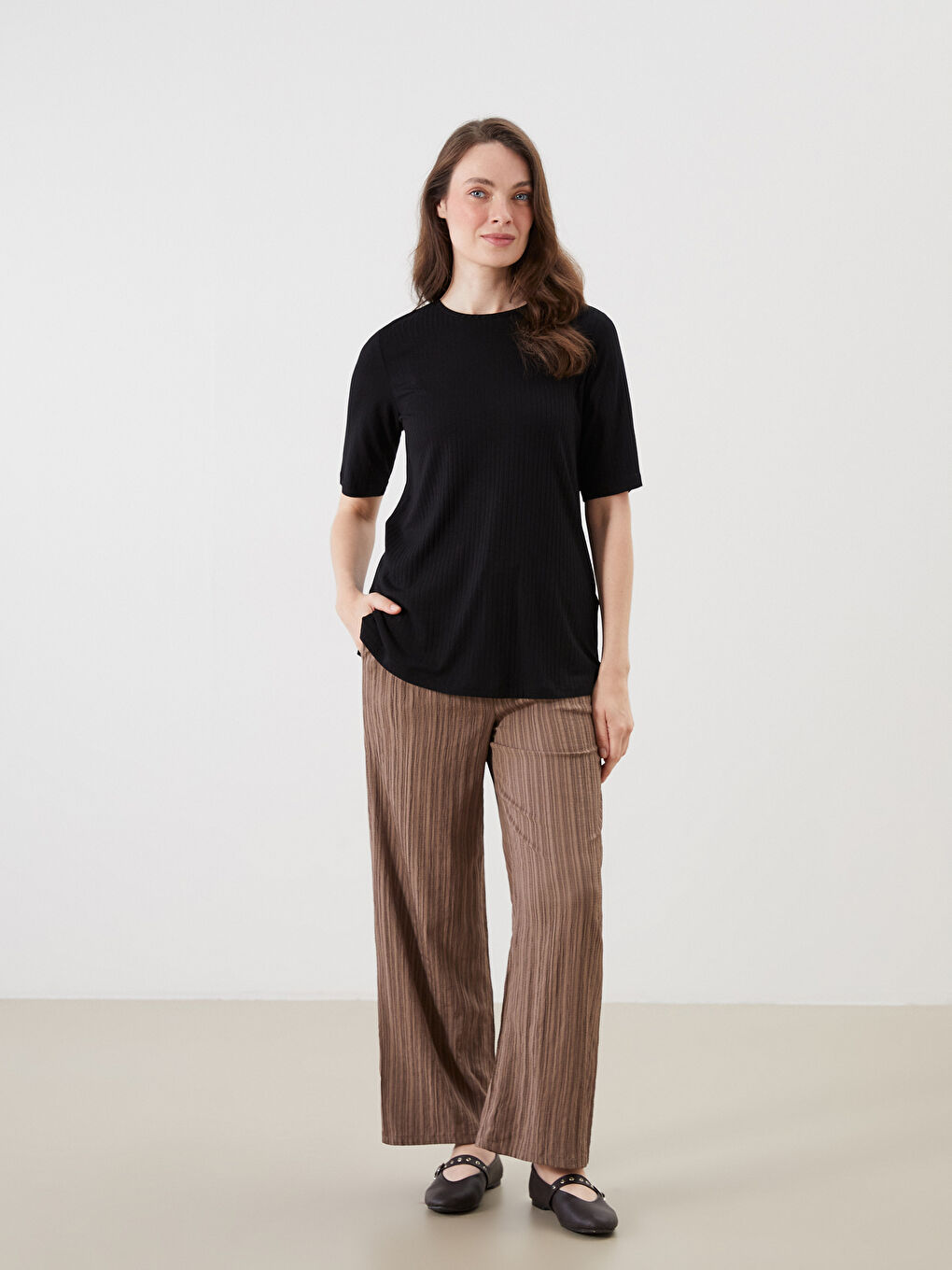 Siyah Bisiklet Yaka Dokulu Kadın Tişört-1