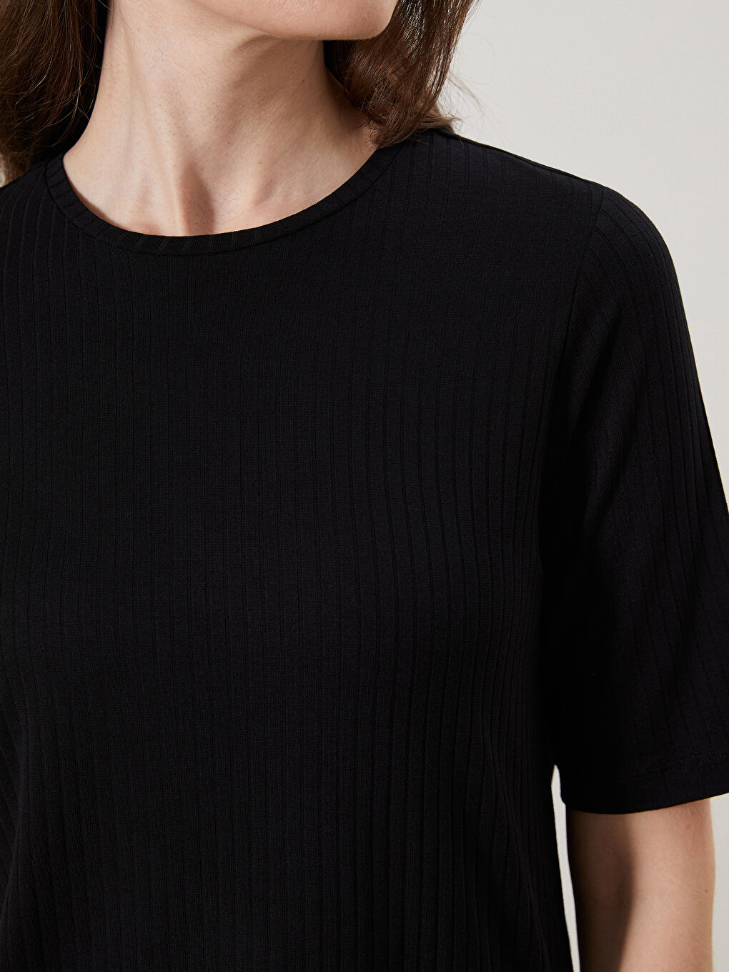 Siyah Bisiklet Yaka Dokulu Kadın Tişört-2