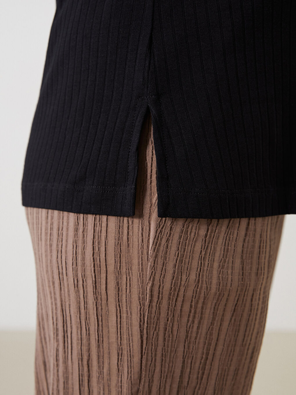 Siyah Bisiklet Yaka Dokulu Kadın Tişört-3