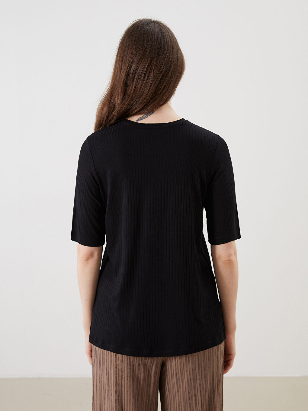 Siyah Bisiklet Yaka Dokulu Kadın Tişört-4