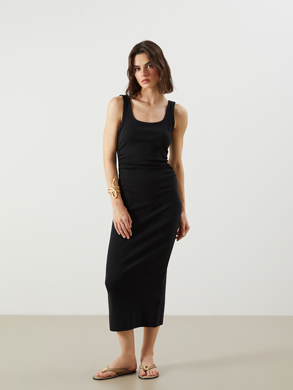 فستان مكشكش بياقة على شكل حرف U