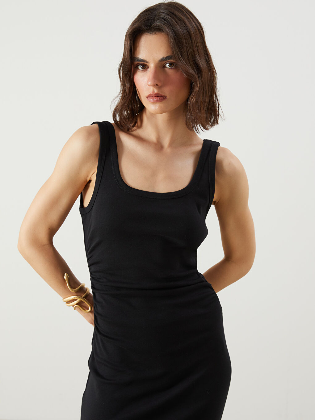 فستان مكشكش بياقة على شكل حرف U-1