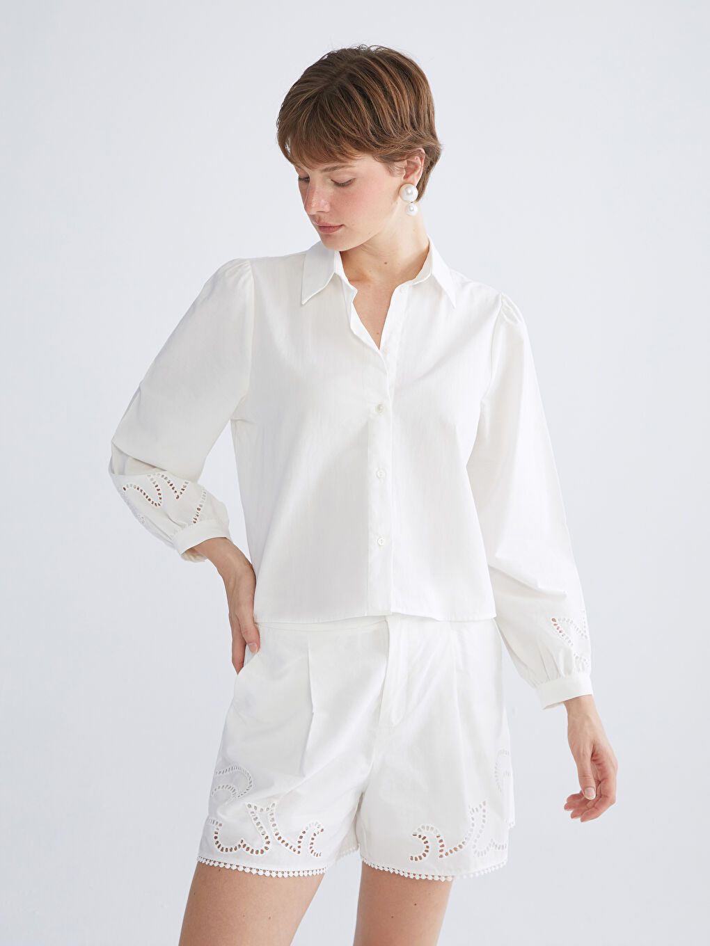 Beyaz Ajur Detaylı Kadın Gömlek-1