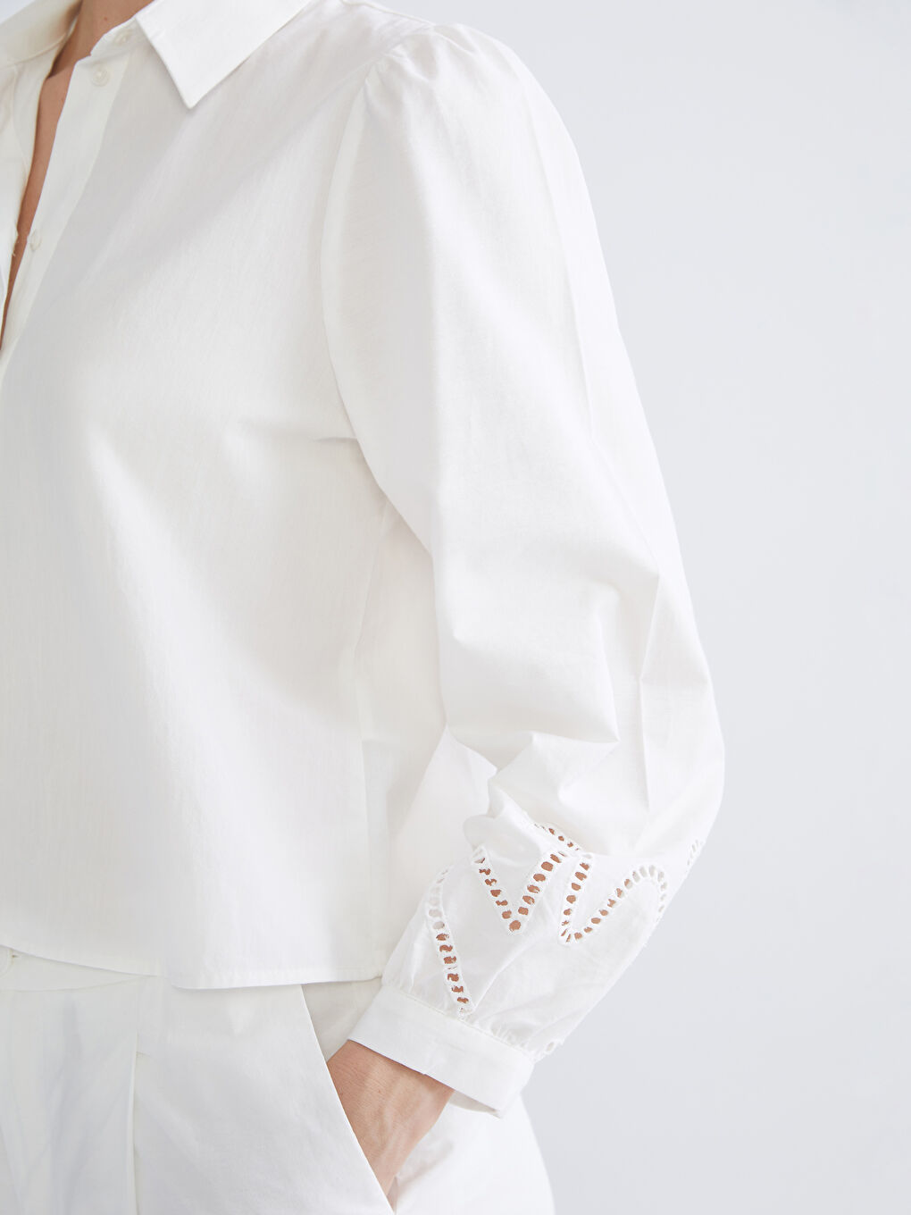 Beyaz Ajur Detaylı Kadın Gömlek-5