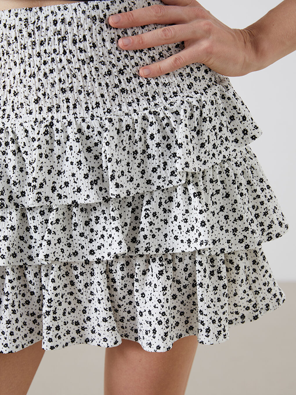 تنورة ميني مُزهرة بطبقات بخصر مرن-2