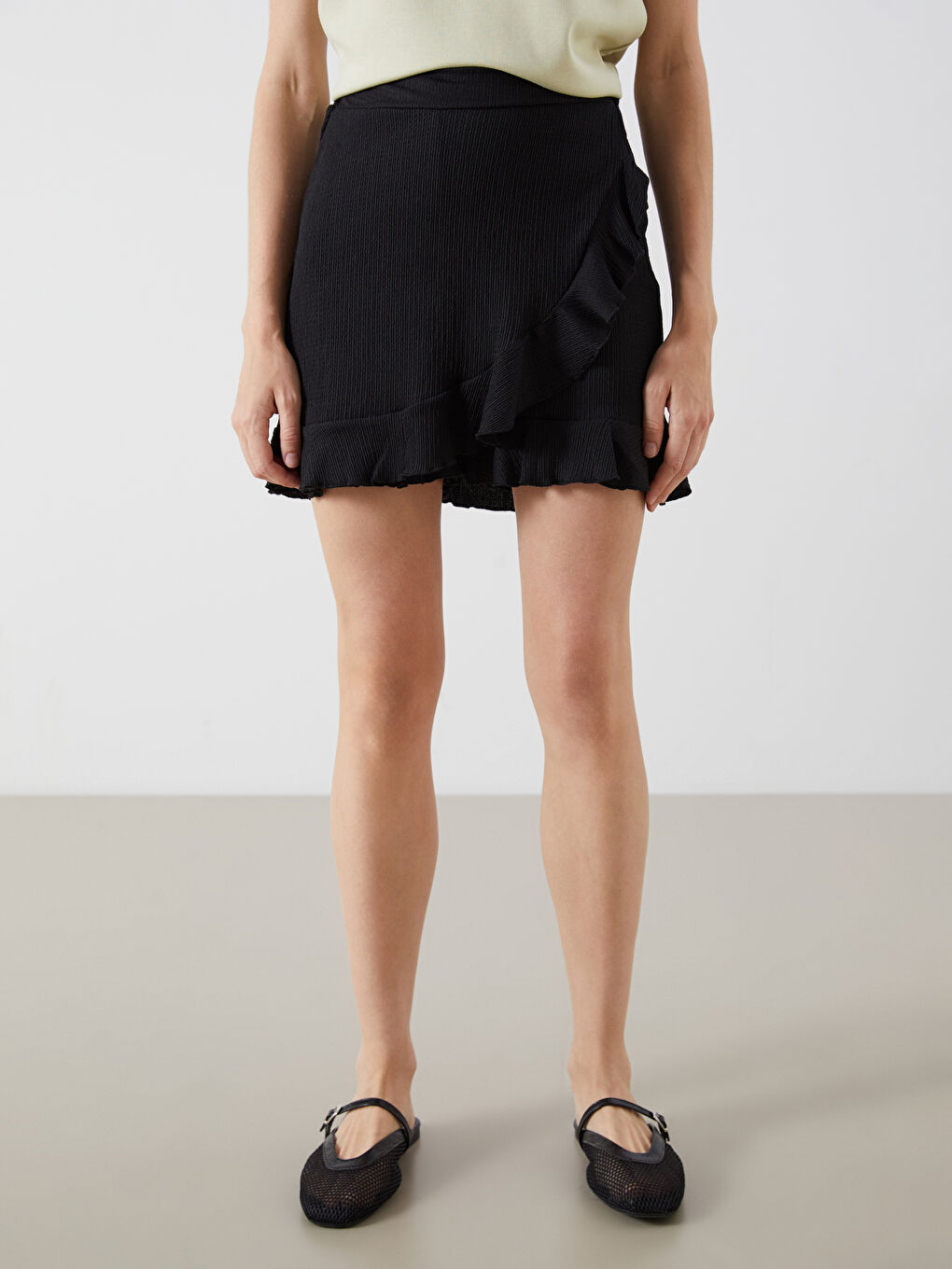 Siyah Beli Lastikli Dokulu Kadın Şortlu Etek-1