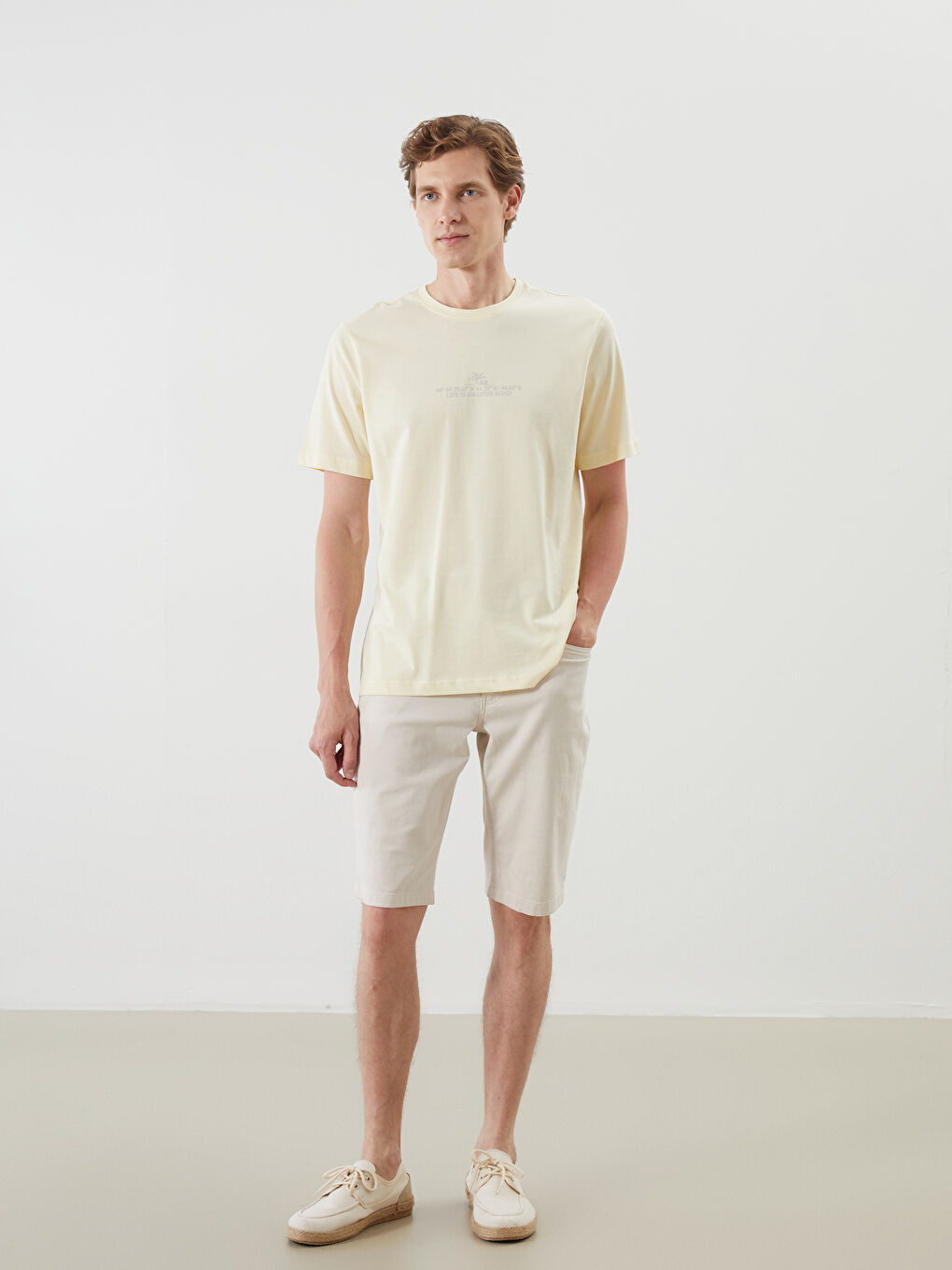 Bej Bisiklet Yaka Baskılı Penye Erkek Tişört-1