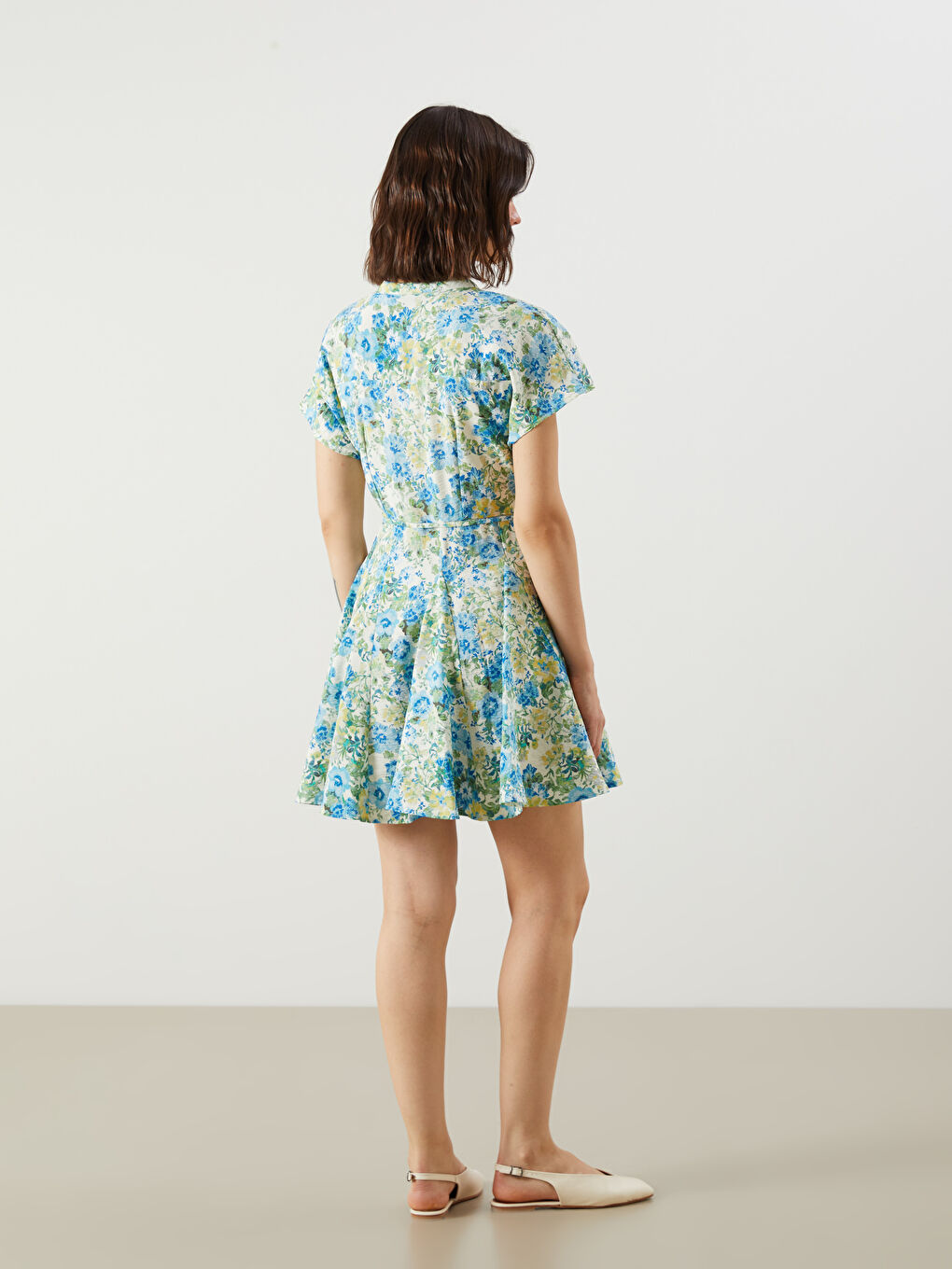 فستان مُزهر بياقة بشق وكشكش-3