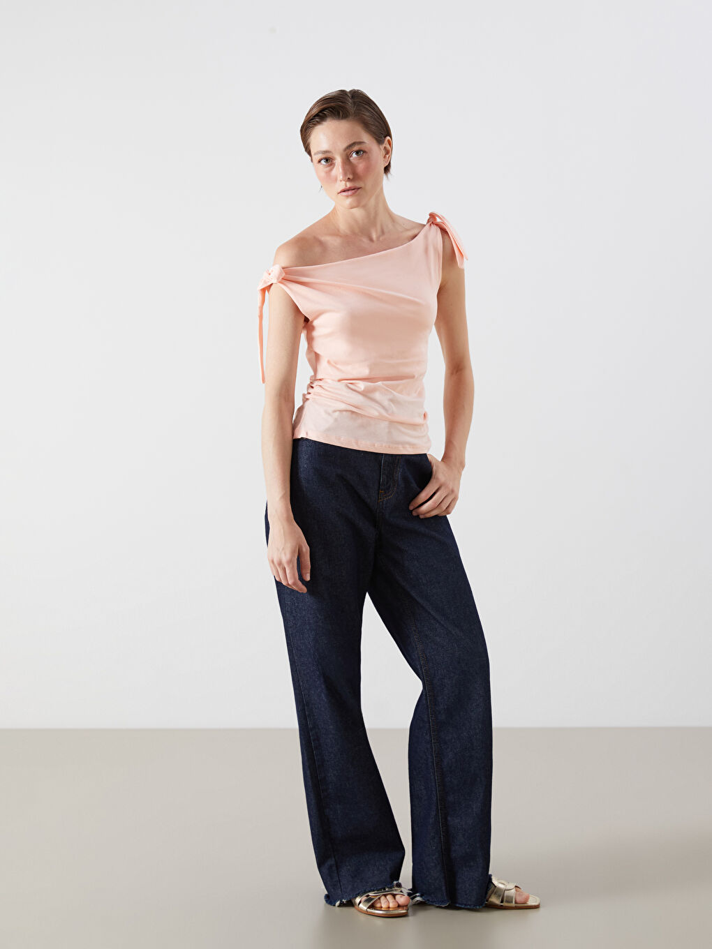 بلوزة مكشكشة بياقة واسعة متدلية-1