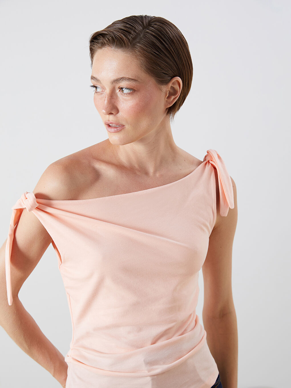 بلوزة مكشكشة بياقة واسعة متدلية-2