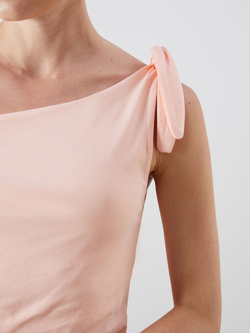 بلوزة مكشكشة بياقة واسعة متدلية-3