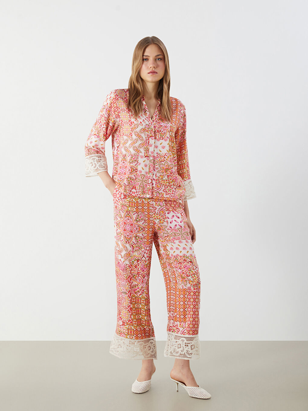 LC Waikiki Pantalone sa elastičnim strukom i detaljima od čipke za žene -S5QM66Z8-LT9