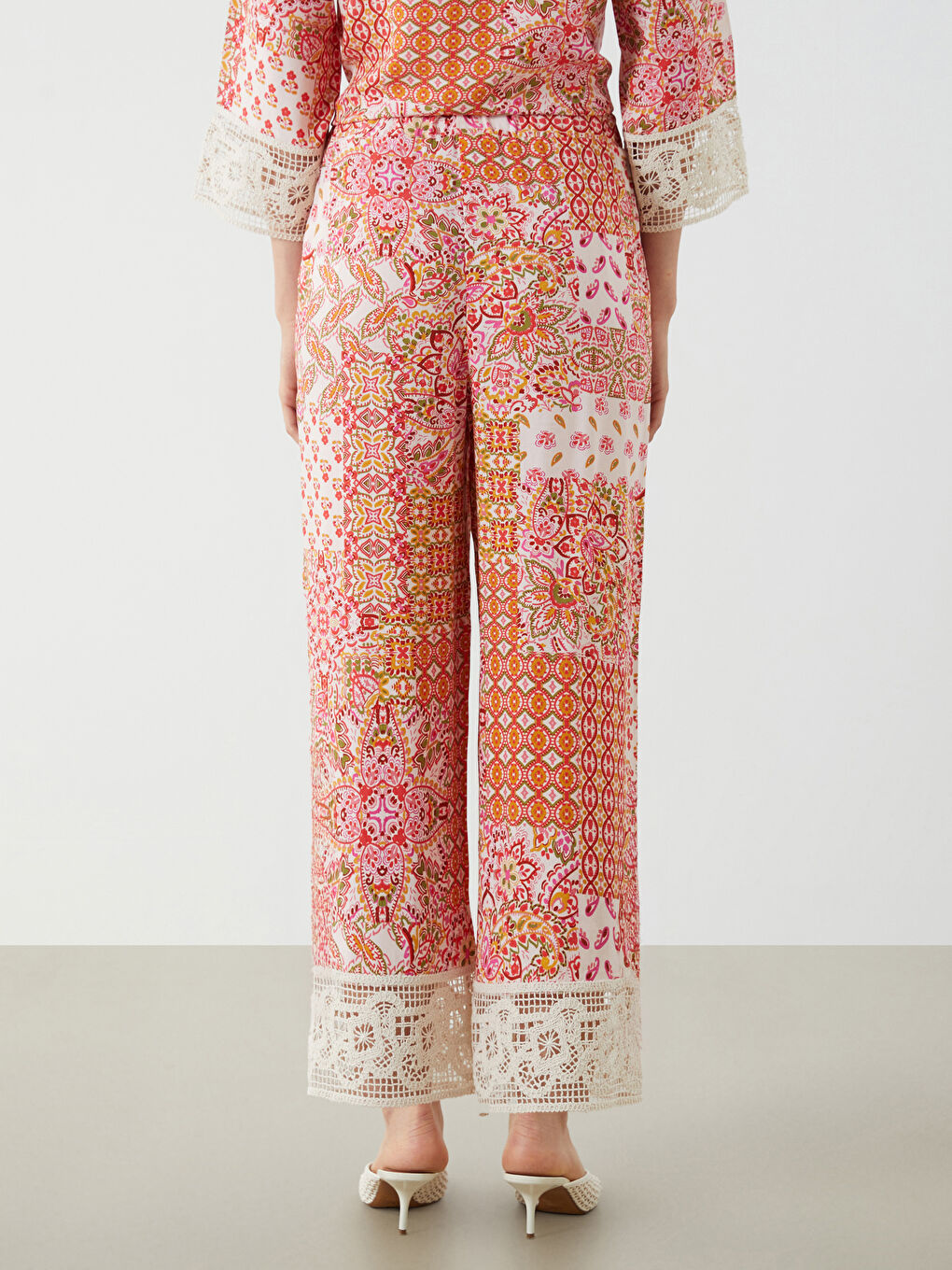 LC Waikiki Pantalone sa elastičnim strukom i detaljima od čipke za žene -S5QM66Z8-LT9